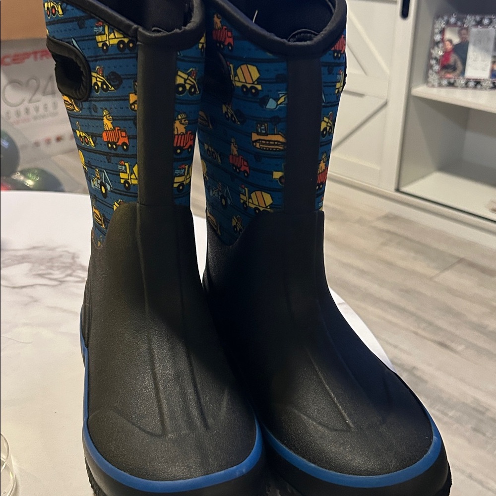 Lone Cone Mudboots Size 4
